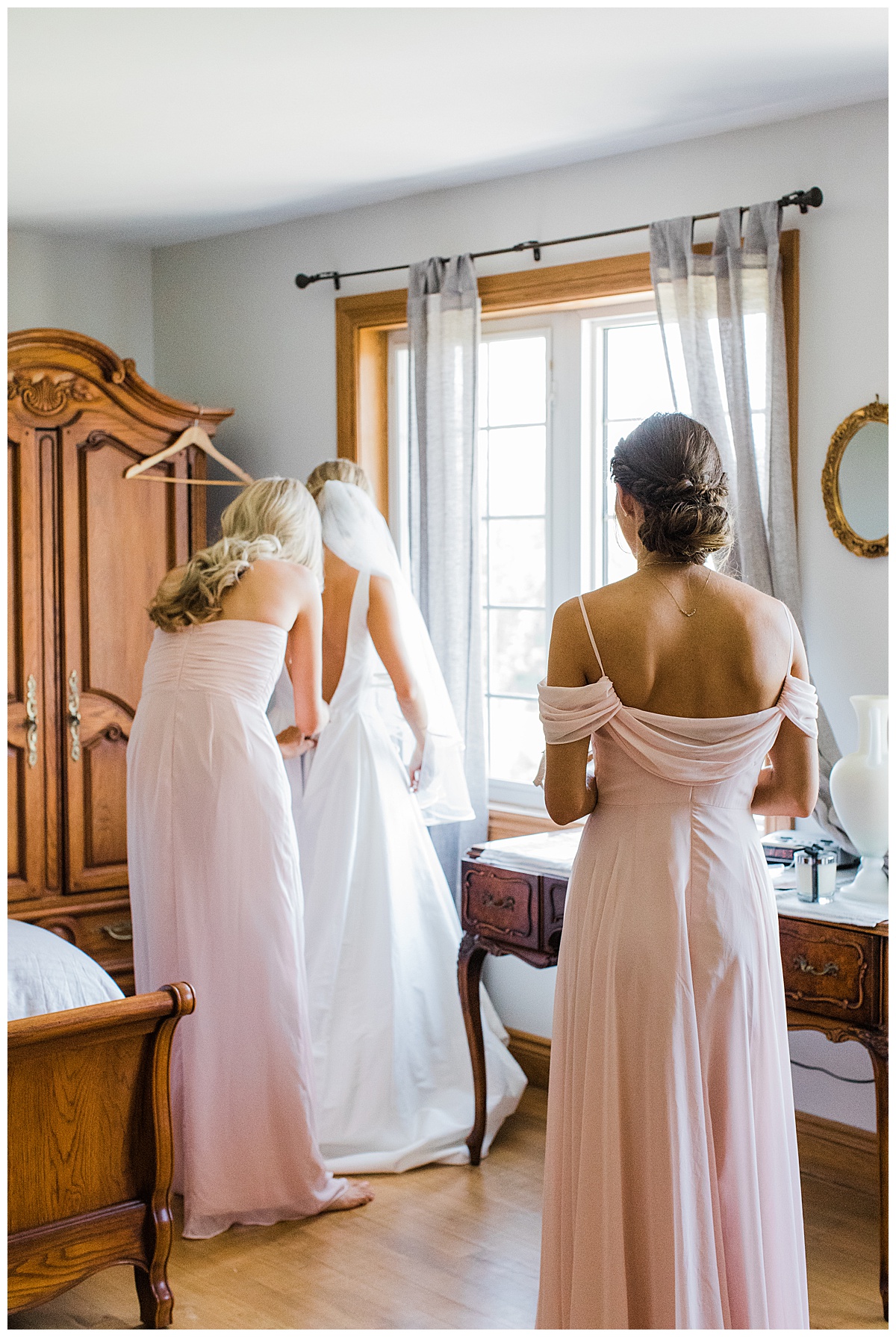 Bridesmaids getting ready| Toronto wedding photographer| 3photography