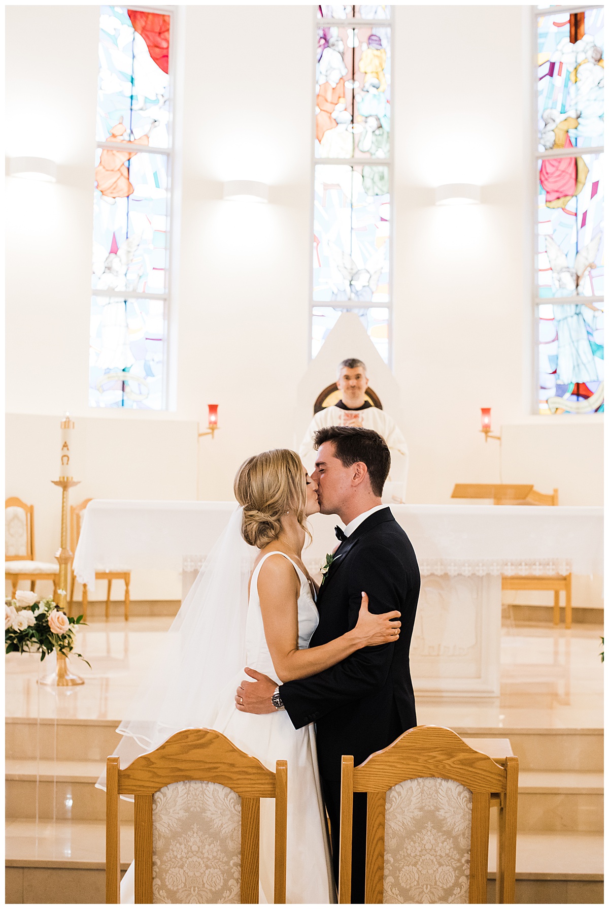 You may kiss the bride| Bride and groom first kiss| Ontario wedding| Toronto wedding photographer| 3photography
